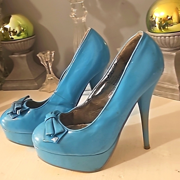 Yoki Light Blue Patent Stilettos w/Bow, Sz 7.5, 4" Heels, 1"Platform, Round Toe - Picture 5 of 8